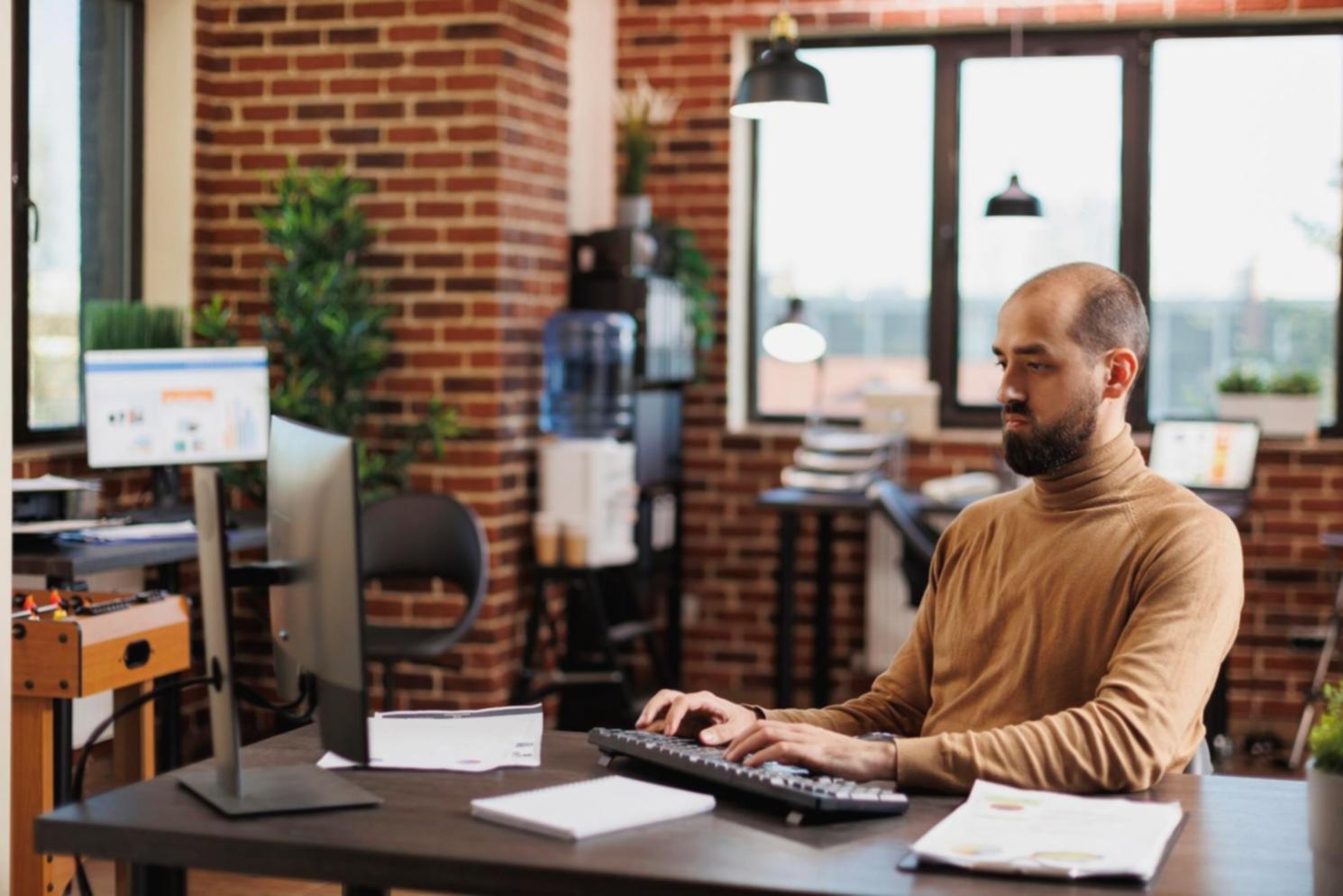 Workshop deelnemers werken samen aan 3D project op laptops