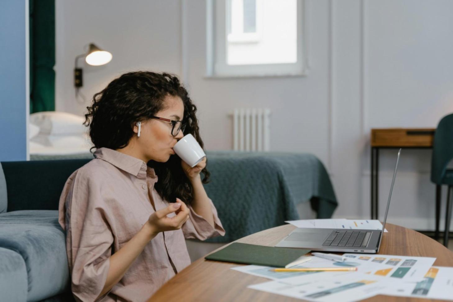 Studenten werken samen aan een 3D storytelling project in een moderne studio-omgeving